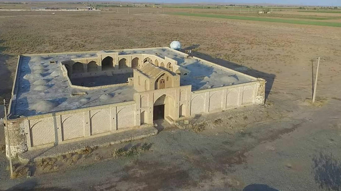 مجتمع گردشگری کاروانسرای تاریخی پاسنگان قم فضای بیرونی 1 مجتمع گردشگری کاروانسرای تاریخی پاسنگان قم فضای بیرونی 1