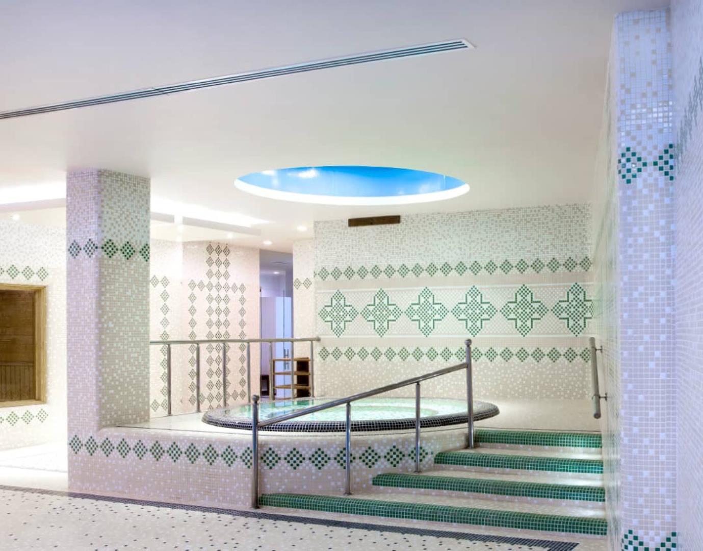 هتل زندیه شیراز استخر