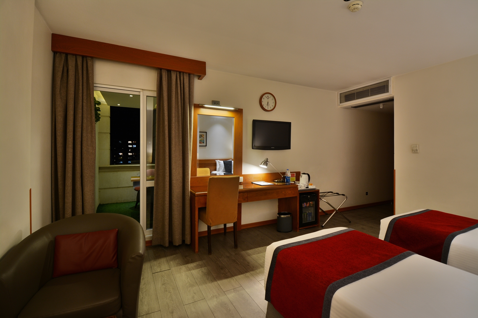 هتل الیزه شیراز اتاق دو تخته تویین تراس دار