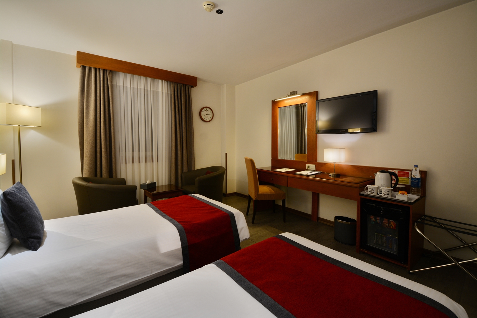 هتل الیزه شیراز اتاق دو تخته تویین رو به کوه