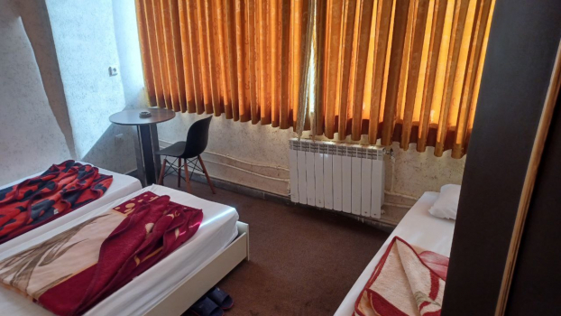 مهمانسرا پاییز اردبیل اتاق سه تخته بدون سرویس بهداشتی اختصاصی