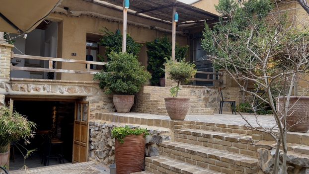 اقامتگاه بوم‌گردی لیرک استان فارس فضای محوطه