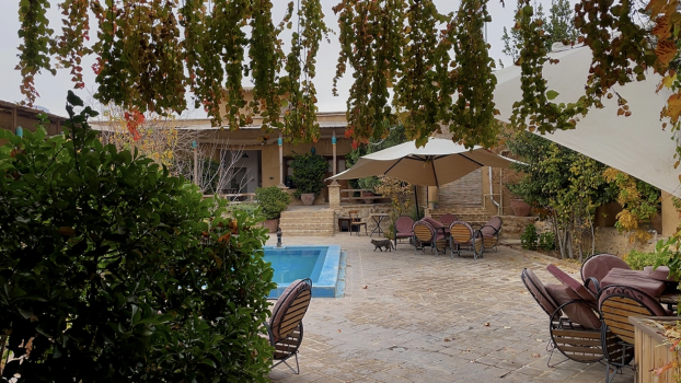 اقامتگاه بوم‌گردی لیرک استان فارس فضای محوطه