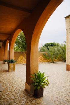 اقامتگاه بوم‌گردی آفتاب جنوب لامرد فضای محوطه