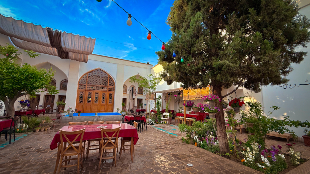 اقامتگاه سنتی سنبلستان اصفهان فضای محوطه