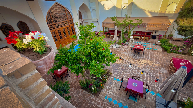 اقامتگاه سنتی سنبلستان اصفهان فضای محوطه