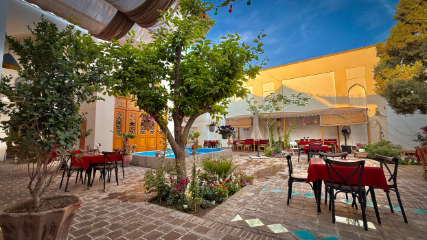 اقامتگاه سنتی سنبلستان اصفهان فضای محوطه