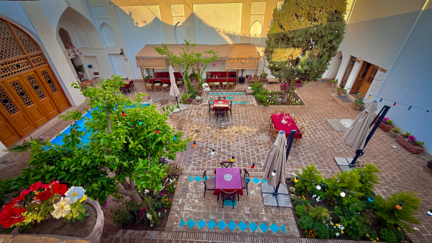 اقامتگاه سنتی سنبلستان اصفهان فضای محوطه