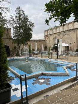 اقامتگاه سنتی ونوشک کرمانشاه فضای محوطه