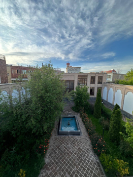 اقامتگاه سنتی خانه تاریخی صادقی اردبیل فضای محوطه