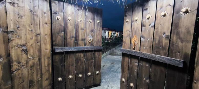 اقامتگاه بوم‌گردی تی تی تگن ساری نمای ورودی