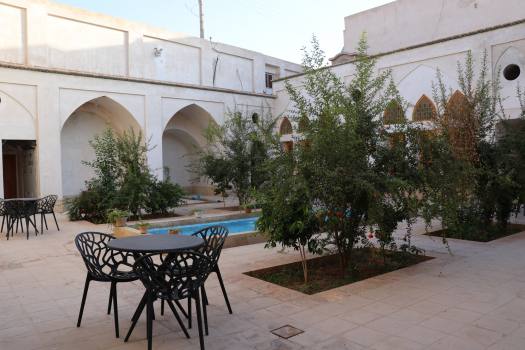 خانه مسافر نفیس کاشان فضای محوطه