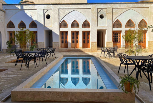 خانه مسافر نفیس کاشان محوطه بیرونی