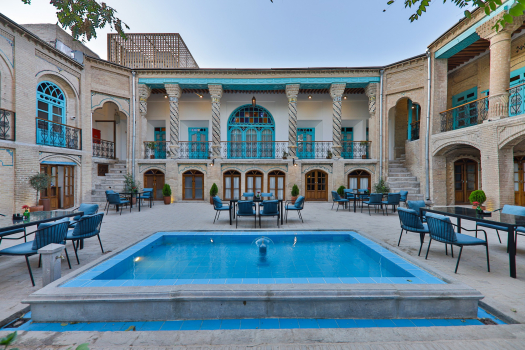 اقامتگاه سنتی آریانا مهر کرمانشاه اقامتگاه سنتی آریانا مهر کرمانشاه فضای محوطه