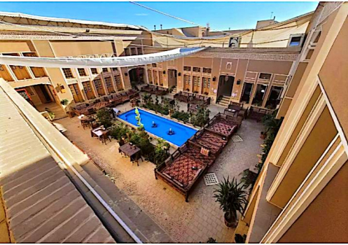 اقامتگاه سنتی حاجی بابایی یزد اقامتگاه سنتی حاجی بابایی یزد فضای محوطه