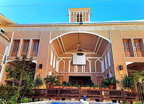 اقامتگاه سنتی حاجی بابایی یزد فضای محوطه