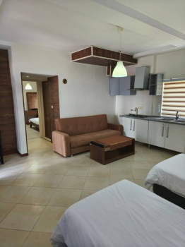 هتل آپارتمان کیش مهر فریدون‌ کنار فصای داخلی سوئیت‌ها