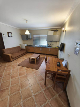 هتل آپارتمان کیش مهر فریدون‌ کنار فصای داخلی سوئیت‌ها