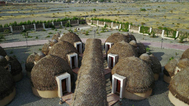 هتل پارسیان سنتی کپری قلعه گنج نمای بیرونی 2