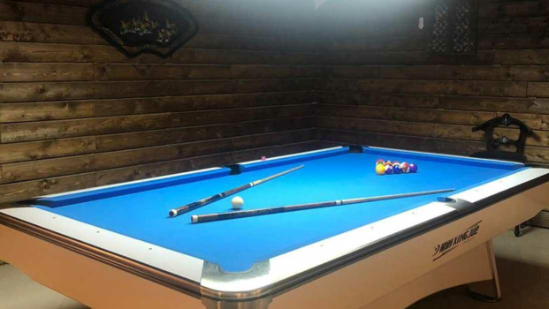 هتل عطر سیب سیرجان سالن بیلیارد