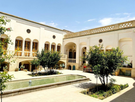 اقامتگاه سنتی اشکوب کاشان فضای محوطه 2