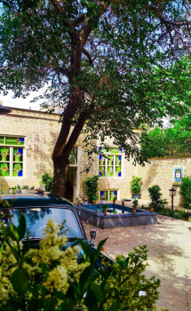 اقامتگاه سنتی ملک التجار مشهد فضای محوطه 1