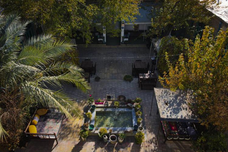 اقامتگاه بوم‌گردی سرای سنتی هاتف اصفهان فضای محوطه