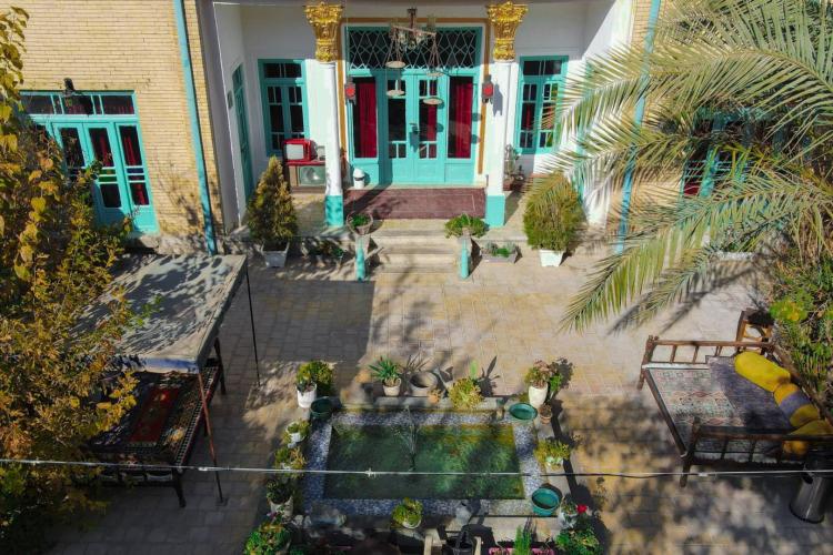 اقامتگاه بوم‌گردی سرای سنتی هاتف اصفهان فضای محوطه