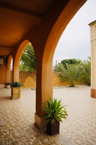 اقامتگاه بوم‌گردی آفتاب جنوب لامرد فضای محوطه