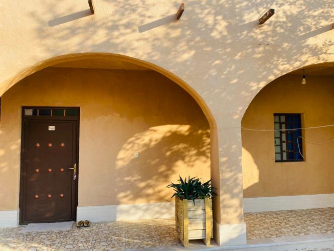 اقامتگاه بوم‌گردی آفتاب جنوب لامرد فضای محوطه