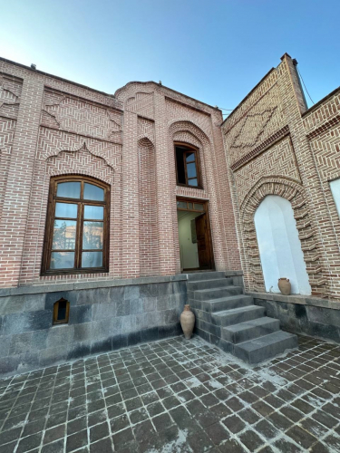 اقامتگاه سنتی خانه تاریخی صادقی اردبیل فضای محوطه