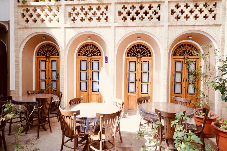 اقامتگاه سنتی شیخداد یزد فضای محوطه