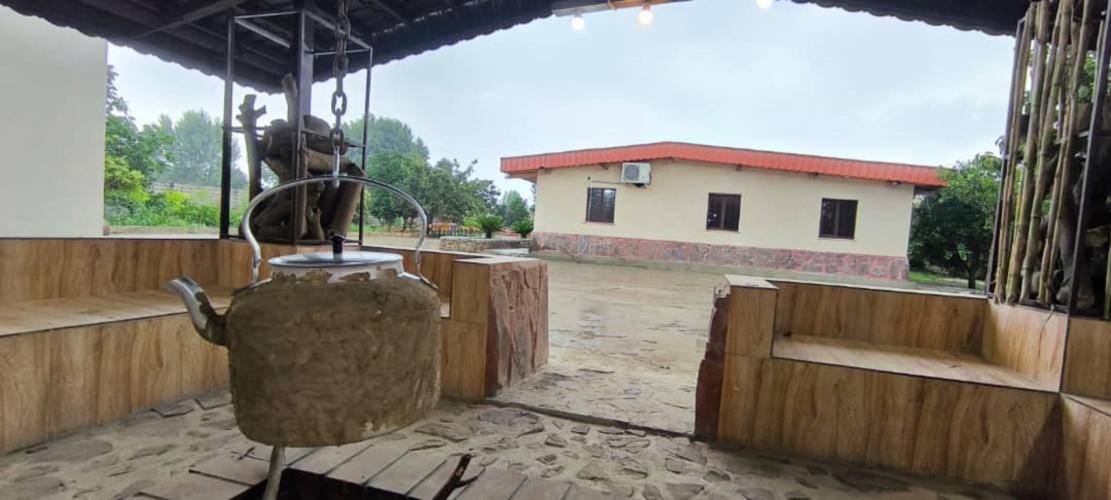 اقامتگاه بوم‌گردی تی تی تگن ساری فضای محوطه