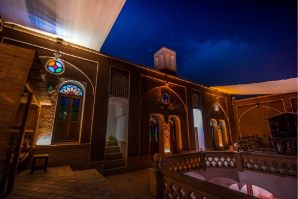 اقامتگاه سنتی ثنا کاشان فضای محوطه