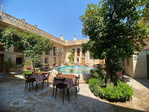 اقامتگاه سنتی پنج دری شیراز فضای بیرونی