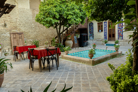 اقامتگاه سنتی آبان شیراز فضای محوطه
