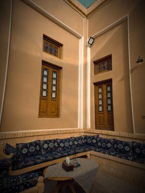 اقامتگاه بوم‌گردی خانه حقیقت یزد فضای محوطه