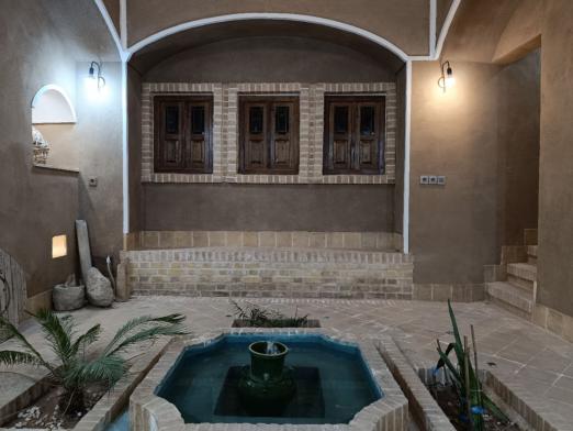 اقامتگاه بوم‌گردی خانه حقیقت یزد فضای محوطه