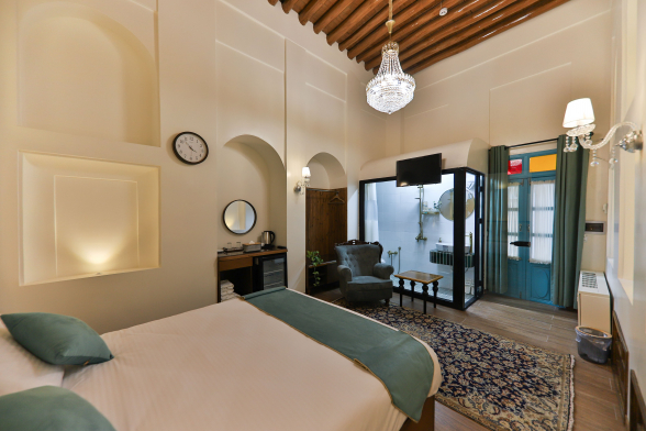 اقامتگاه سنتی آریانا مهر کرمانشاه اتاق دو تخته دابل حریر