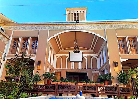 اقامتگاه سنتی حاجی بابایی یزد فضای محوطه