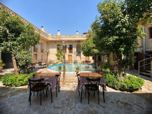 اقامتگاه سنتی پنج دری شیراز فضای بیرونی