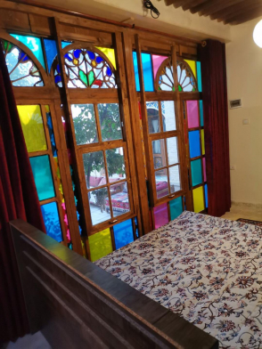اقامتگاه بوم‌گردی گلستان راز شیراز اتاق شاه نشین