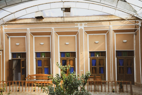 اقامتگاه سنتی قنات یزد فضای محوطه اقامتگاه سنتی قنات یزد فضای محوطه