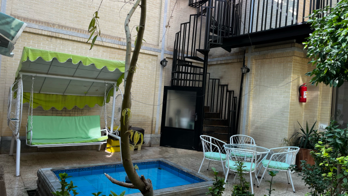 مهمانسرای بید اصفهان محوطه بیرونی