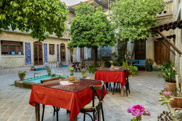 اقامتگاه سنتی آبان شیراز فضای محوطه اقامتگاه سنتی آبان شیراز فضای محوطه