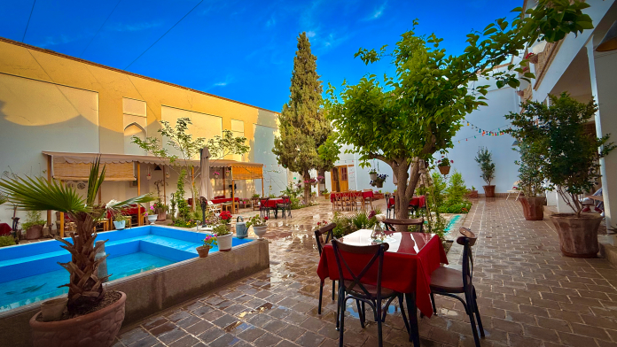 اقامتگاه سنتی سنبلستان اصفهان فضای محوطه