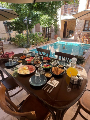 اقامتگاه سنتی روزبهان شیراز فضای محوطه