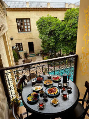 اقامتگاه سنتی روزبهان شیراز فضای محوطه