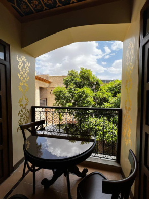 اقامتگاه سنتی روزبهان شیراز فضای محوطه