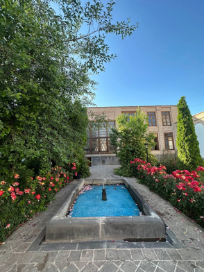 اقامتگاه سنتی خانه تاریخی صادقی اردبیل فضای محوطه